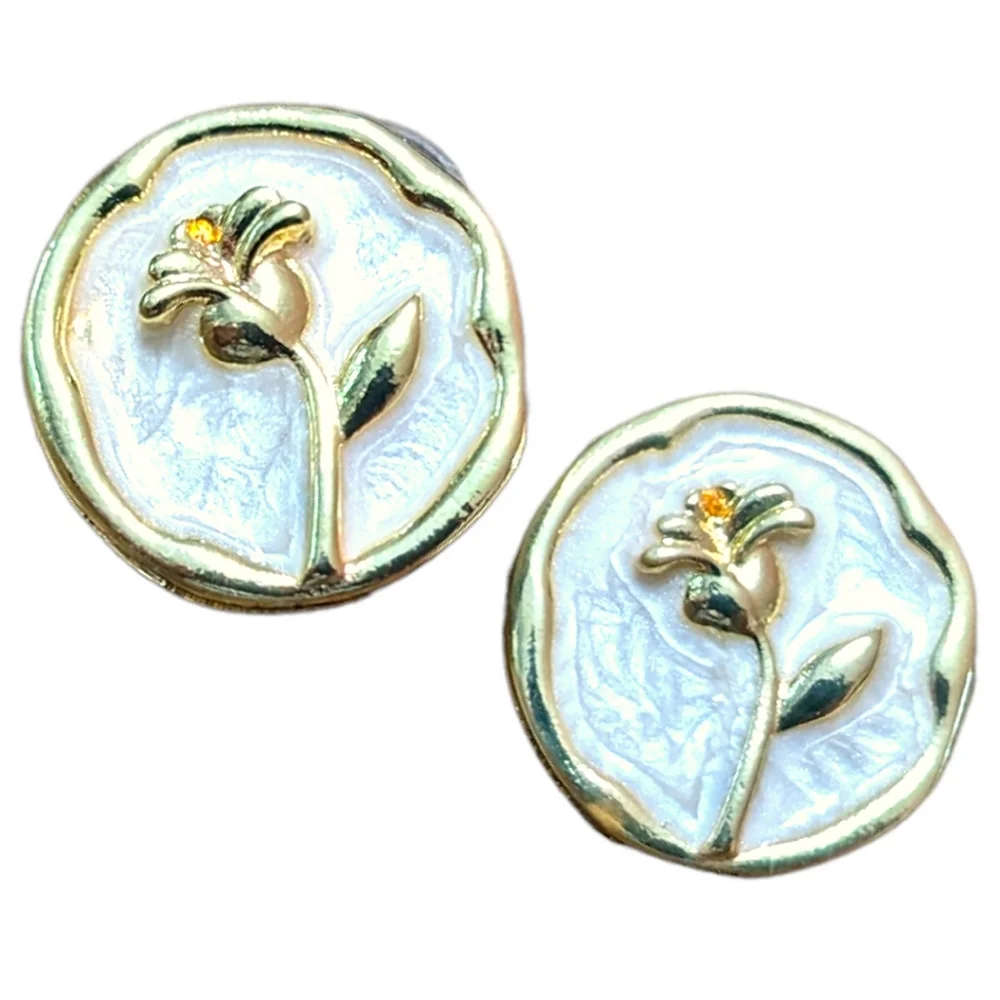 DCLF Shabby Chic Goldtone Trimmed White Enamel Floral Wax Seal Round Earrings - Picture 1 of 1